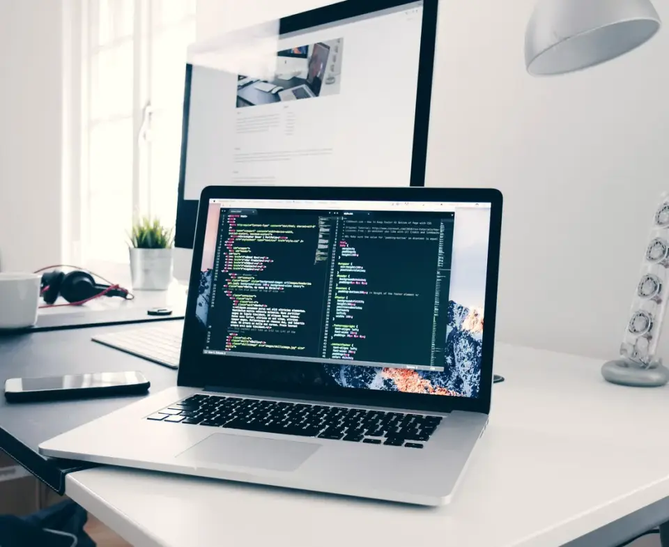 Laptop dengan kode di layar